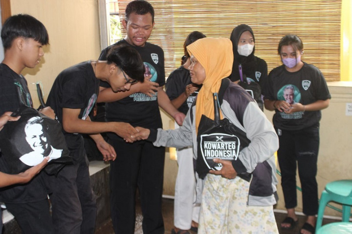 Komunitas Ini Berbagi Ceria ke Ibu-Ibu Prasejahtera di Duren Sawit