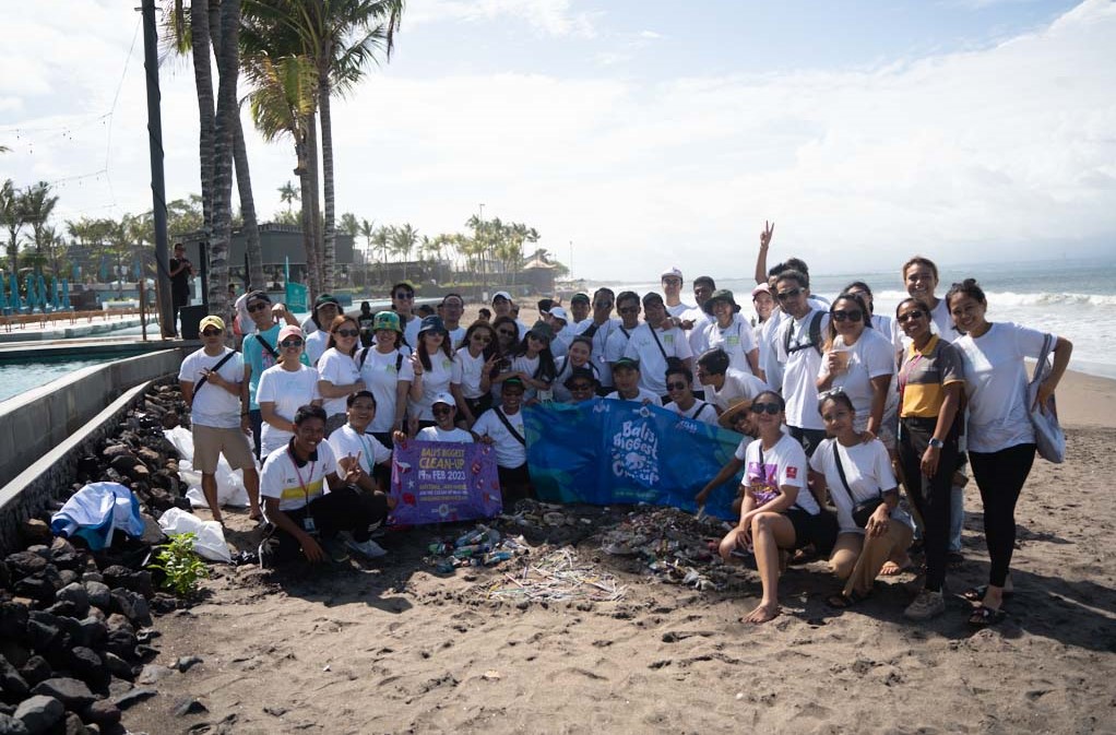 Program membersihkan pantai di Bali (Foto: instagram)