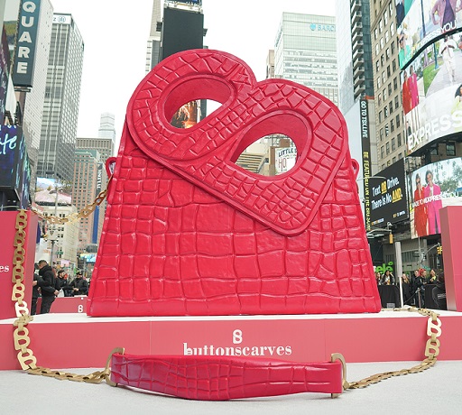 Keren! Buttonscarves Pamer Instalasi Tas Raksasa 'Hold Me Bag' di Times Square New York
