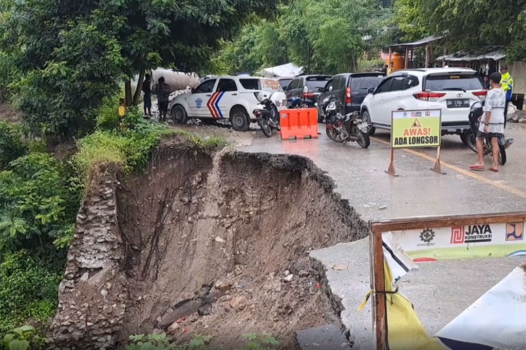 Jalan di NTT Ambles, Kendaraan Muatan Logistik Antre Panjang