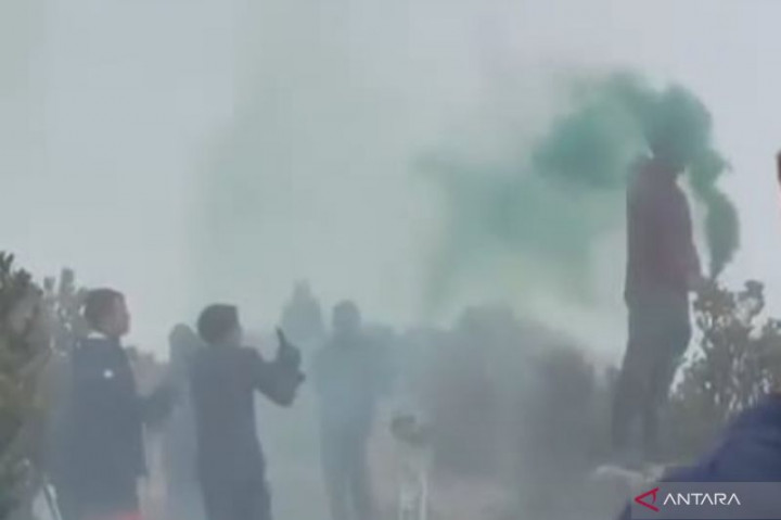 Pendaki Gunung Gede Sulut Bom Asap Terancam Penjara dan Denda