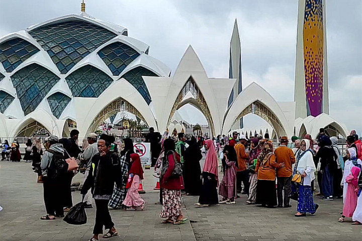 Jelang Penutupan, Masjid Al Jabbar Masih Dipadati Wisatawan