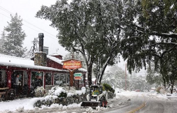 Salju dan Hujan Landa California, Puluhan Ribu Warga Kehilangan Listrik