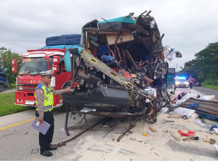 Bus Tabrak Truk Pengangkut Beras di Tol Cipali, 5 Tewas
