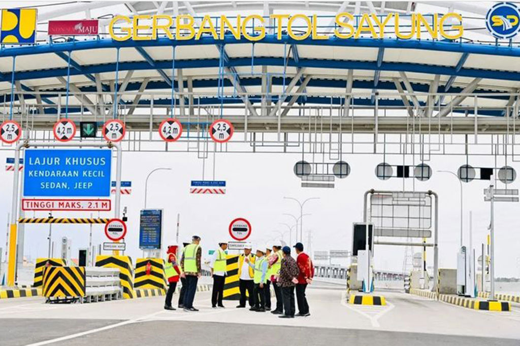 Jokowi: Tol Semarang-Demak Percepat Logistik-Jadi Tanggul Laut