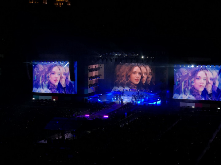 Tangis Raisa Pecah di Konser Tunggal Terbesarnya