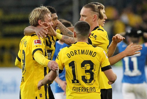 Selebrasi gol para pemain Borussia Dortmund. (DANIEL ROLAND / AFP)