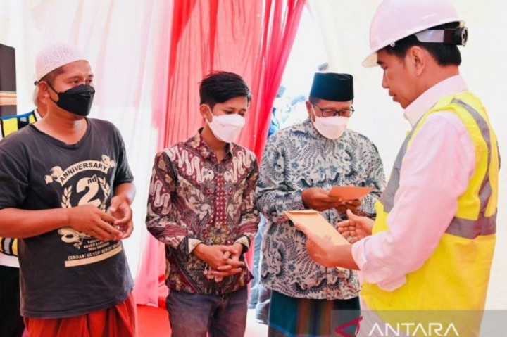 Presiden Jokowi Temui Warga yang Berdemo saat Peresmian Tol Semarang-Demak