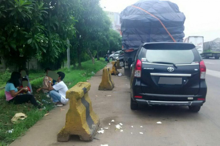 Mau Mendahului Lewat Bahu Jalan? Ini Kerugian & Bahayanya