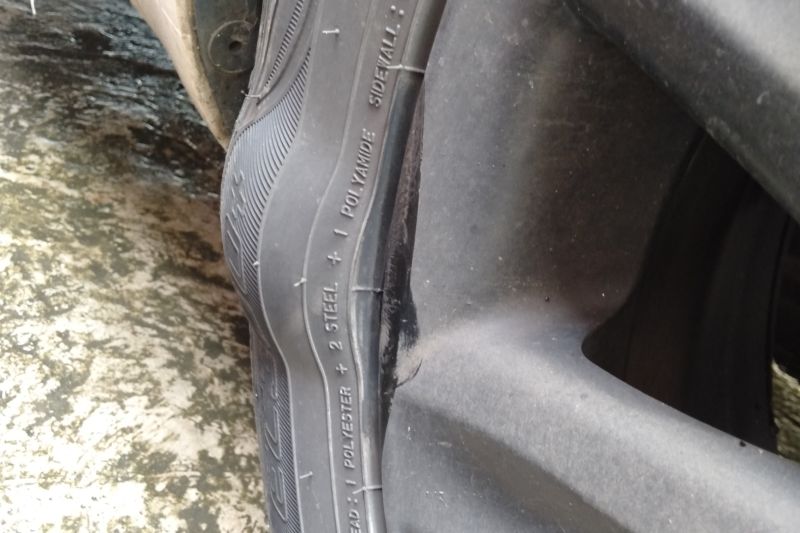 Kondisi ban menjadi benjol setelah menghantam lubang besar di jalan Tol Jakarta-Cikampek. (ANTARA/Ali Khumaini)