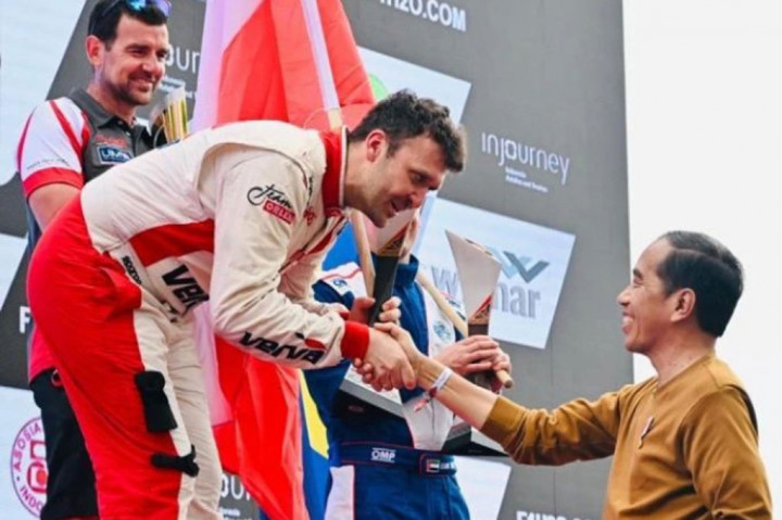 Foto: Jokowi Serahkan Trofi Juara F1 Powerboat