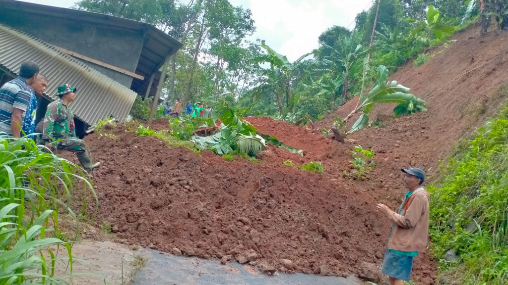 Sejumlah Kendaraan di Trenggalek Tertimbun Longsoran, 5 Orang Terluka