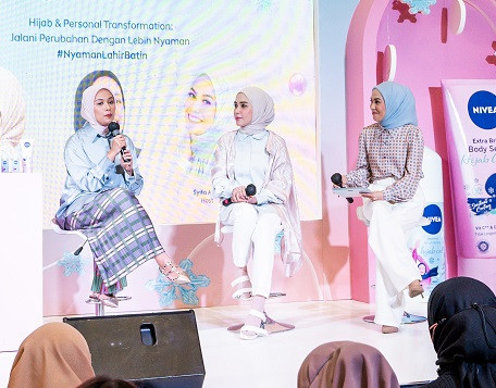 Sabrina dan Hamidah dalam acara peluncuran Reality Play Room Nivea di Mall Gandaria City, Sabtu (25/2). (Foto: Dok. Istimewa)