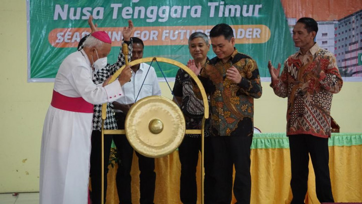 Atma Jaya Beri Puluhan Beasiswa Kuliah untuk Pelajar dari Flores Timur