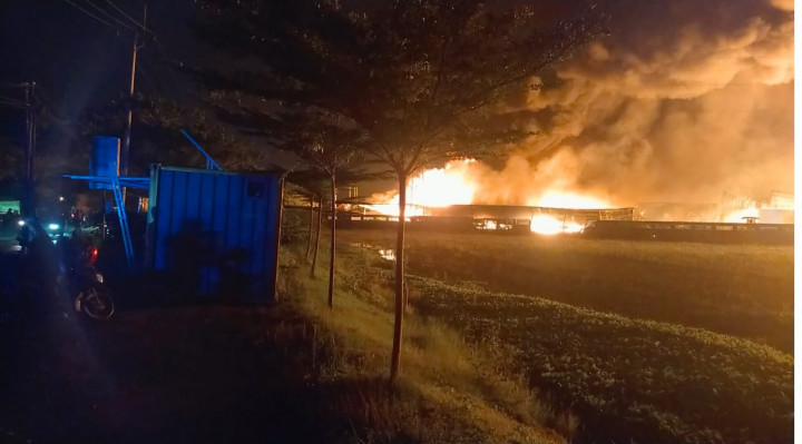 18 Armada Dikerahkan Padamkan Kebakaran Pabrik Kasur di Cirebon