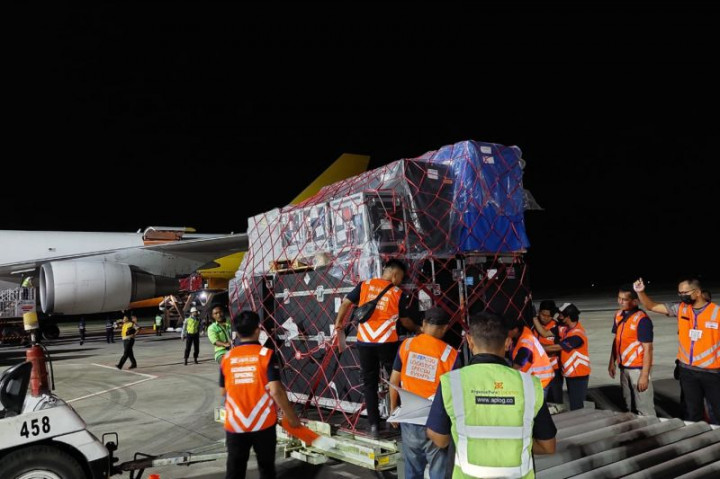 97,8 Ton Logistik WSBK Tiba di Bandara Lombok