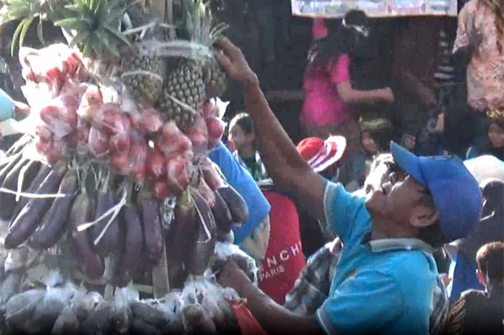 Ruwat Desa, Ribuan Warga Berdesakan Berebut Hasil Bumi