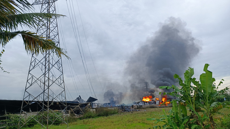  Kabel Sutet milik PLN di Cirebon putus akibat kebakaran pabrik, Selasa, 28 Februari 2023. Medcom.id/ Ahmad Rofahan