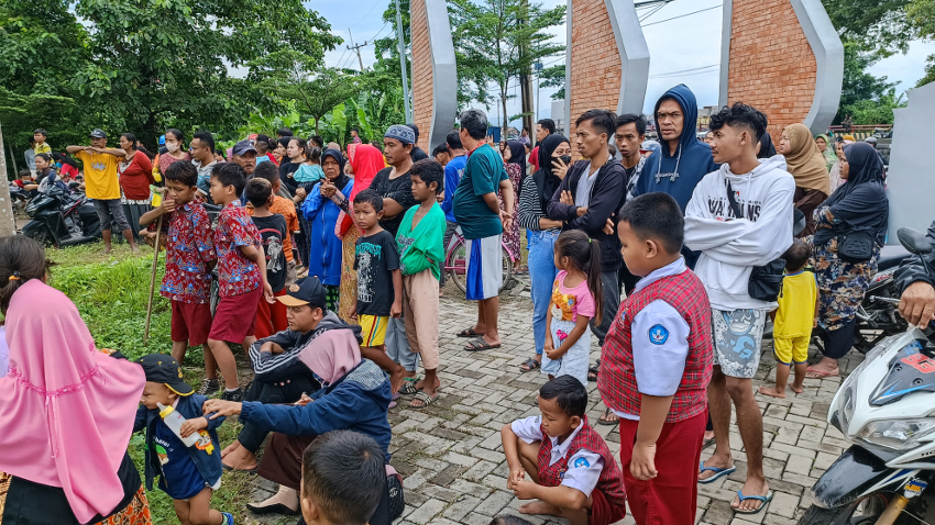  Warga memadati lokasi kebakaran pabrik busa di Cirebon, Jawa Barat, Selasa, 28 Februari 2023. Medcom.id/ Ahmad Rofahan