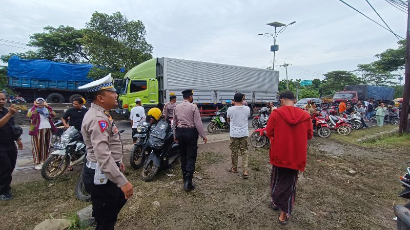  Polisi saat membubarkan warga yang sedang menonton kebakaran di Cirebon, Jawa Barat, Selasa, 28 Februari 2023. Medcom.id/ Ahmad Rofahan