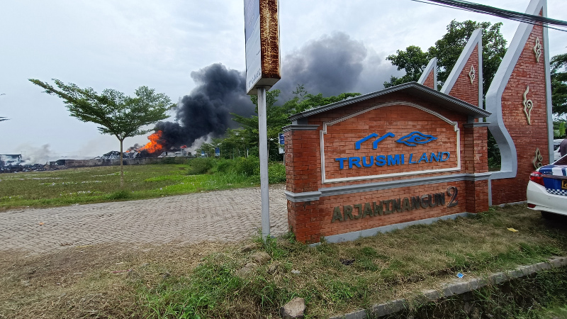  Kondisi perumaham trusmiland yang hanya berjarak 15 meter dari lokasi kebakaran pabrik busa di Cirebon, Jawa Barat, Selasa, 28 Februari 2023. Medcom.id/ Ahmad Rofahan