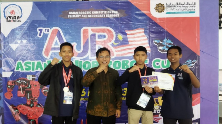 Keren! Tim Robotik MTsN 1 Pati Raih Medali di Ajang Stem Robotic se-Asia Tenggara