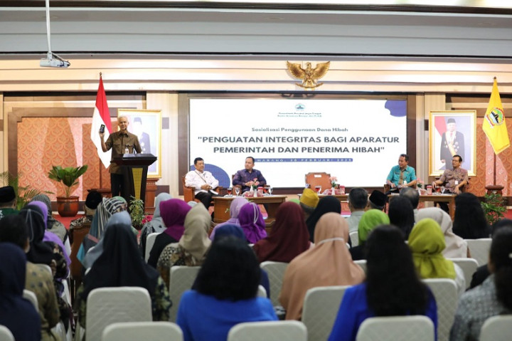 Gubernur Jateng Serahkan Hibah Sosial Kemasyarakatan Rp148,1 Miliar