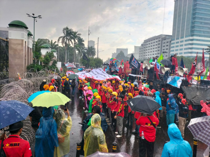 Diguyur Hujan, Ribuan Buruh Geruduk DPR Desak Perppu Ciptaker Dicabut
