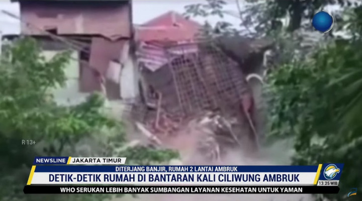 Rumah 2 Lantai di Bantaran Sungai Ciliwung Ambruk