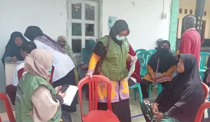 Diduga Keracunan Makanan, Puluhan Warga di Cilacap Dilarikan ke Puskemas