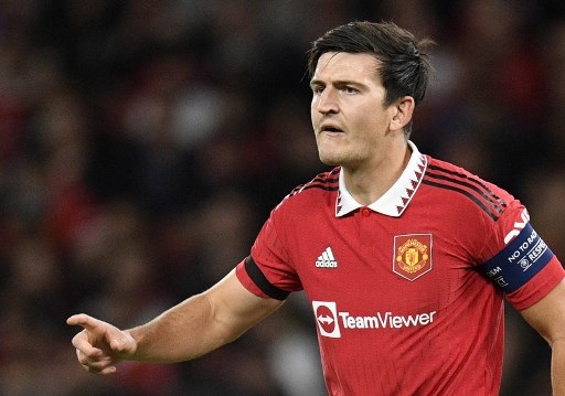 Apa Kata Bek MU Harry Maguire usai Angkat Trofi Piala Liga Inggris?