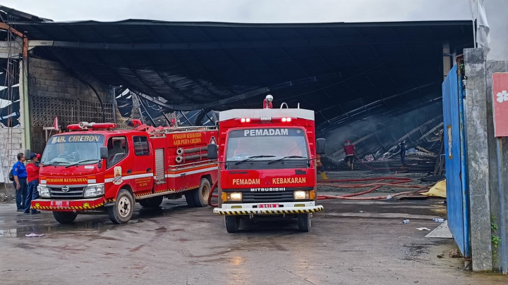2 Hektare Pabrik Busa di Cirebon Ludes Terbakar