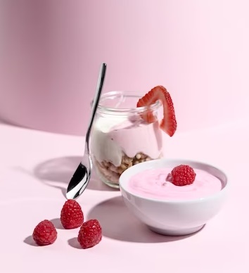 Yogurt menjadi pilihan tepat sebagai camilan yang lebih sehat. (Foto: Ilustrasi. Dok. Freepik.com)