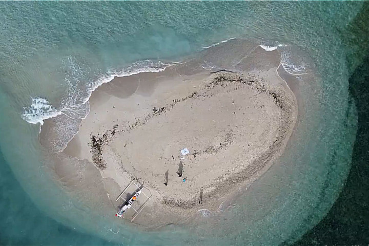 Heboh! Pulau Baru Muncul di Tengah Laut Polman