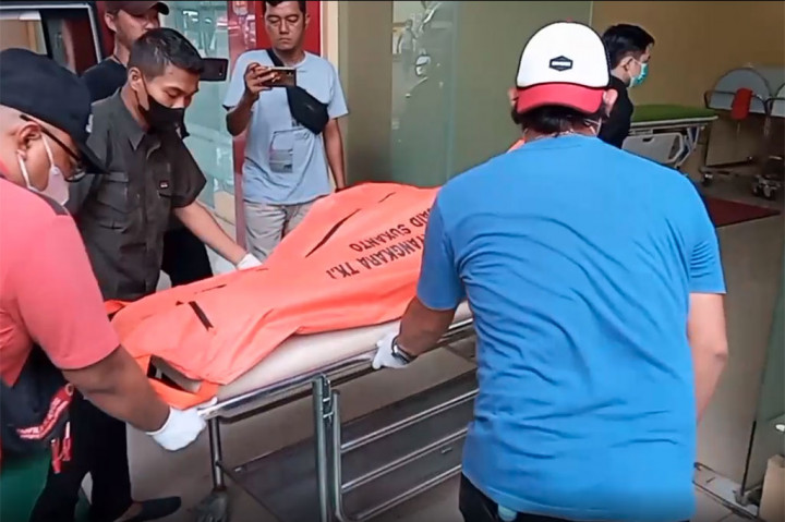 Foto Terpopuler: Dua Jasad Wanita Dicor hingga Pemindahan Ribuan Gangster ke Penjara Baru