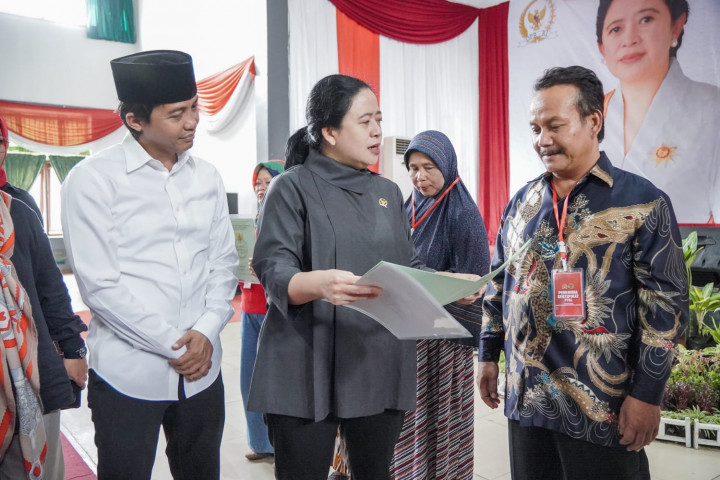 Ketua DPR Bersama Kementerian ATR/BPN Bagikan 300 Sertifikat Tanah di Cianjur