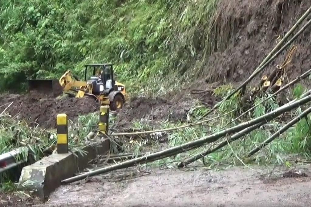 Longsor di Pujon Malang, Pengendara Tertahan Lebih dari 20 Jam