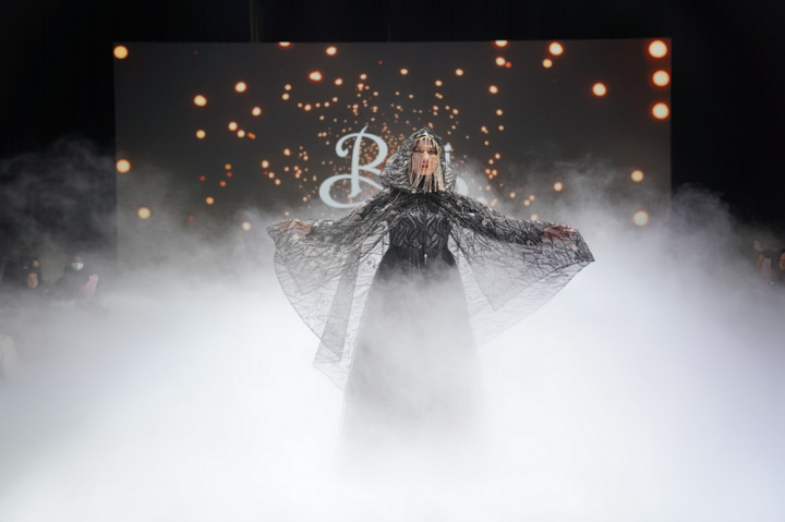 Puluhan Artis Meriahkan Peragaan Busana Golden Sahara