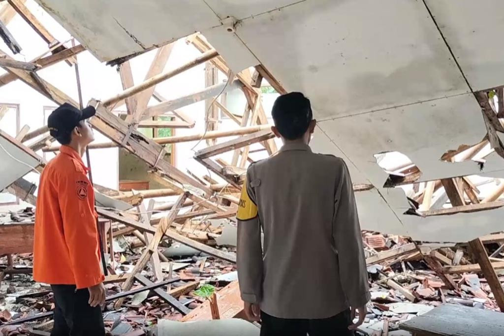 Bangunan Sekolah di Sukabumi Ambruk Diguyur Hujan Deras