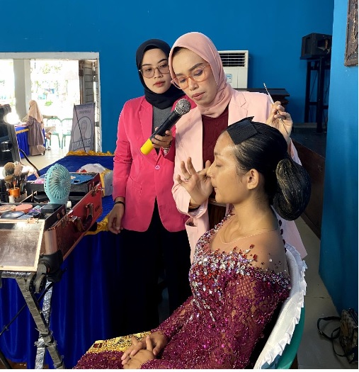 Dorong Berwirausaha, Perempuan di Lampung Dilatih Skil Tata Rias