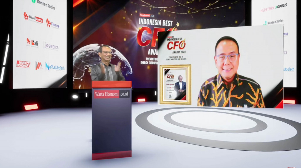 Direktur Keuangan & Strategi Bank DKI Romy Wijayanto menerima penghargaan Best Performance Chief Financial Officer 2023 in Consistency of Realizing