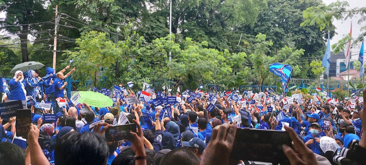 Ratusan Simpatisan Bersiap Sambut Anies dan AHY di DPP Demokrat