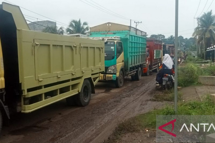 Kemacetan Lalu Lintas di Tembesi-Sarolangun Jambi Semakin Parah