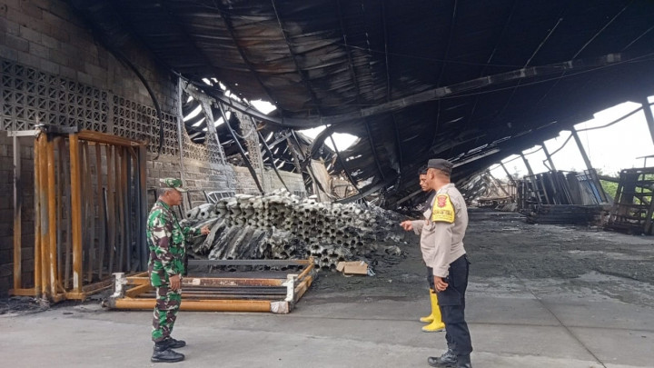 Lokasi Kebakaran Pabrik Busa Cirebon Masih Dilakukan Pendinginan