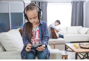 Kapan Waktu yang Pas Anak Boleh Pakai Headset?