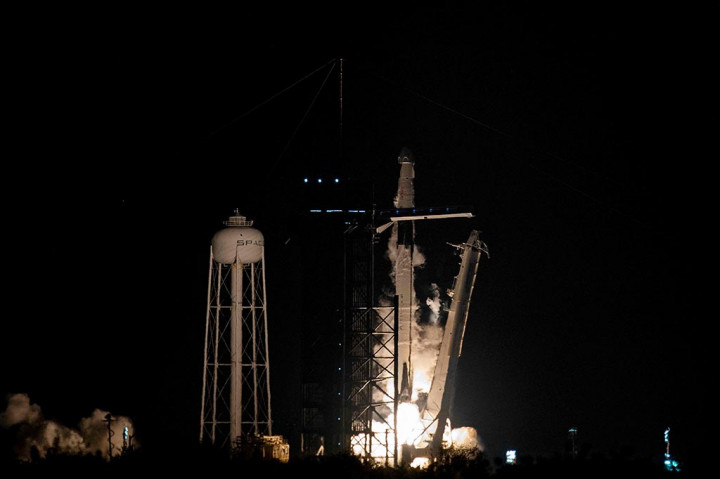 Kru SpaceX Dragon Meluncur ke Stasiun Luar Angkasa Internasional