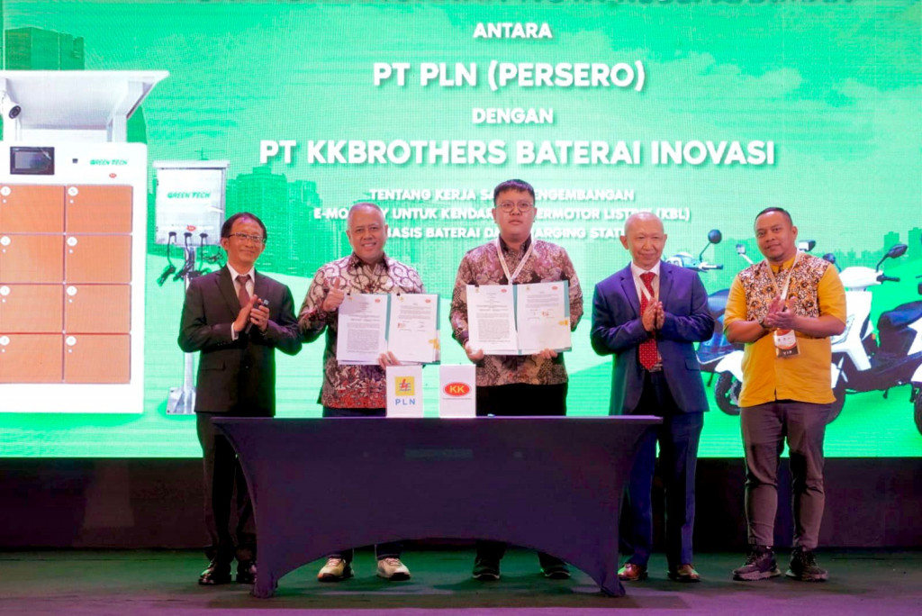 PLN bekerja sama dengan PT KKBrothers Baterai Inovasi untuk menyiapkan suplai 1.500 titik charging station. PLN