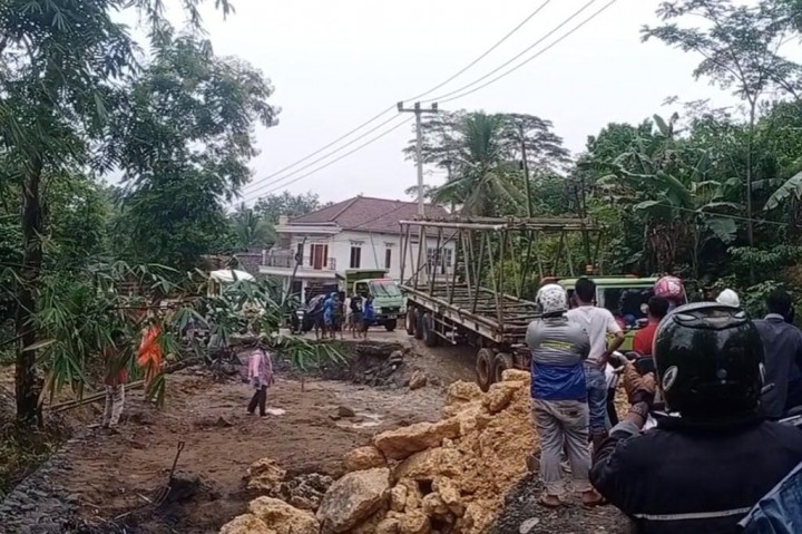 Curah Hujan Tinggi, Jalan Raya Rangkasbitung - Gunung Kencana Ambles