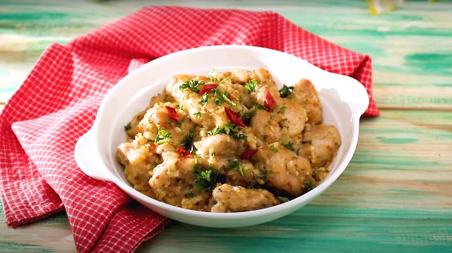 Kreasikan kembali dengan sentuhan kamu yuk, resep spicy garlic butter chicken untuk bukber bersama keluarga tercinta. (Foto: Dok. Endeus TV)