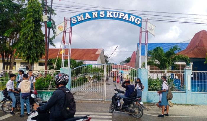 Kebijakan Masuk Sekolah Jam 5 Pagi di NTT Diskriminatif dan Harus Dibatalkan